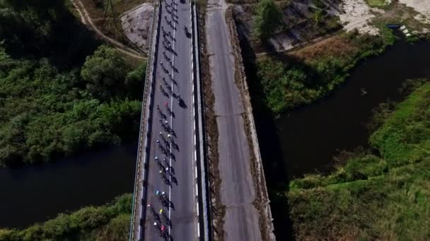 Rowerzysta Grupa jazda na rowerze jeździć na autostradzie. Konkurs rowerowy Drone View — Wideo stockowe