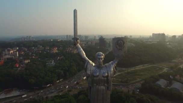 Grote moeder vaderland in Kiev stad. Drone View Kiev Pechersk Lavra — Stockvideo