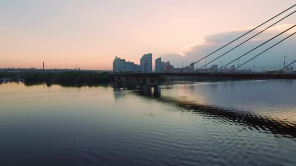 Visící most ve městě. Letecký pohled večerní Městská krajina — Stock video