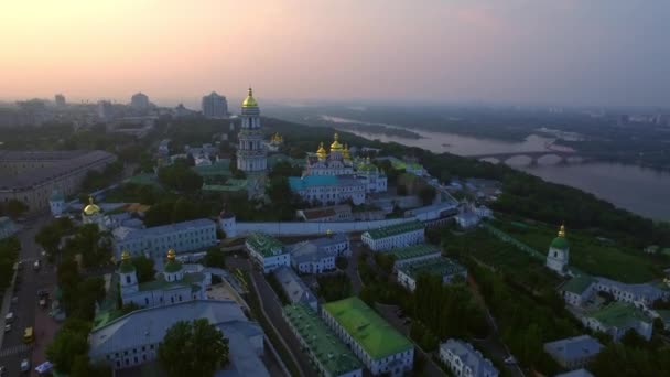 Akşam gün batımı manzara yeşil tepelerde Hava görünümü Kiev Pechersk Lavra — Stok video