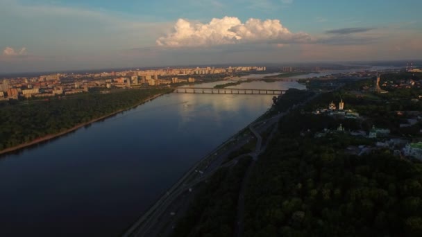 Vue aérienne panoramique de la ville. Monument architectural temple chrétien en été 