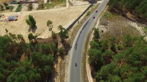 Wielerwedstrijd op landweg. Drone weergave groep fietsers Racing Highway — Stockvideo