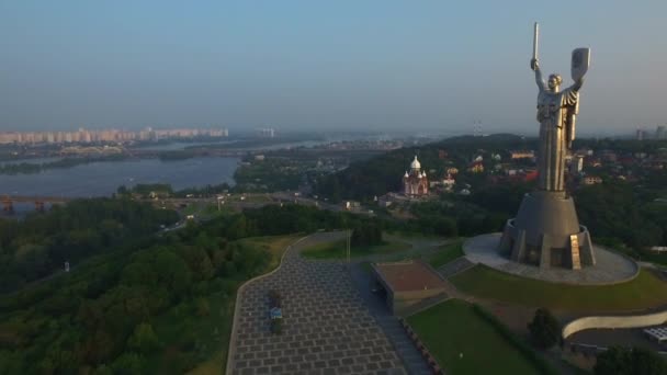 Monumento Madre Patria en el paisaje de la ciudad de Kiev. Vista aérea Llama eterna — Vídeos de Stock