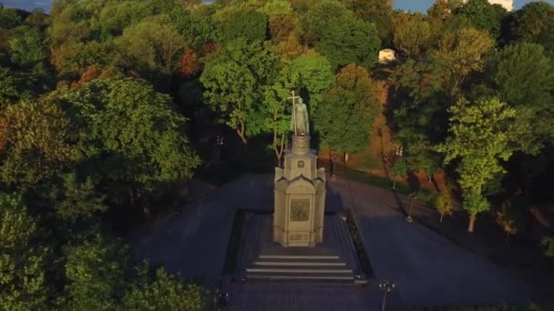 Drone vista monumento gran príncipe Vladimir con cruz en el parque de verano de la ciudad de Kiev — Vídeos de Stock