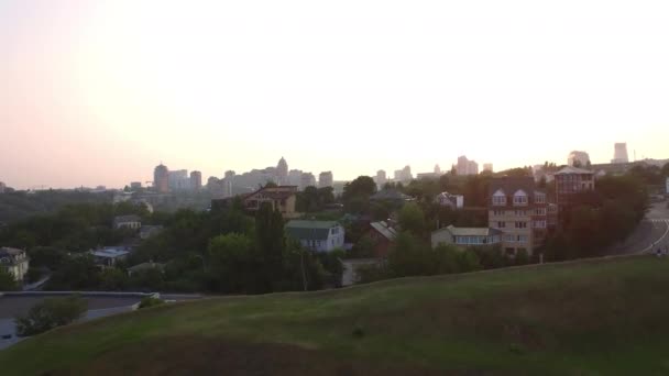 Drönarvy över kvällens stadslandskap. Flygvy stadsarkitektur vid solnedgången — Stockvideo