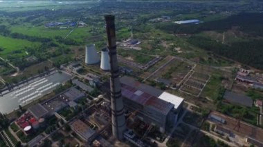 Termik santralde endüstriyel boru. Baca enerji üretim tesisinin anteni