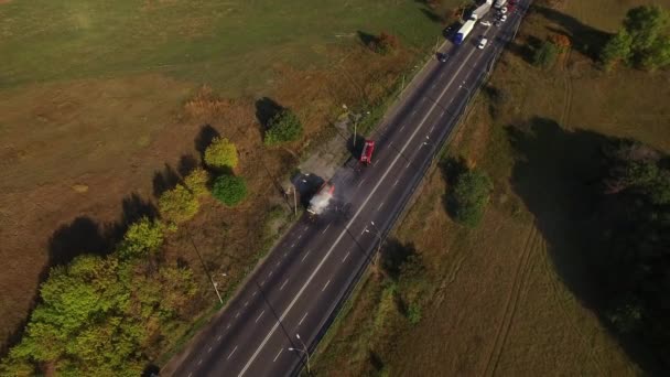 Brandweerman bluswagen brand rook op Countryside Highway — Stockvideo