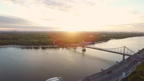 Heller Sonnenuntergang über der Skyline der Stadt von oben. Luftaufnahme Abend Stadtlandschaft — Stockvideo