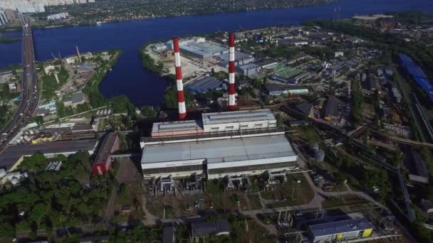 Ipari cső az erőművi városban. Városi ipari körzet — Stock videók