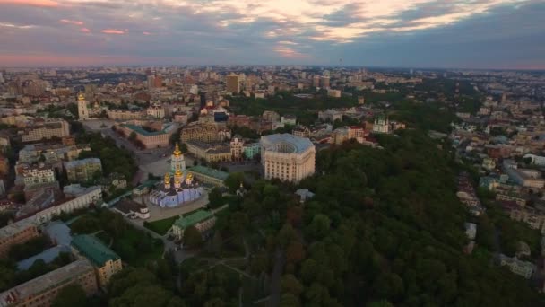 Vista aérea de la arquitectura moderna de la ciudad en el paisaje atardecer — Vídeos de Stock