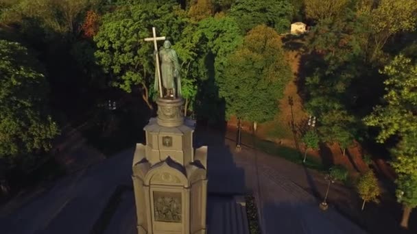 Aerial view monument saint Prince Vladimir with cross in green park Kiev city — ストック動画