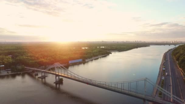 Вечерний воздушный пейзаж над городом. Вид с беспилотника — стоковое видео