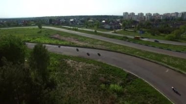 Drone görünümü motosiklet yarış pistinde sürme. Hız pistinde Moto yarışı