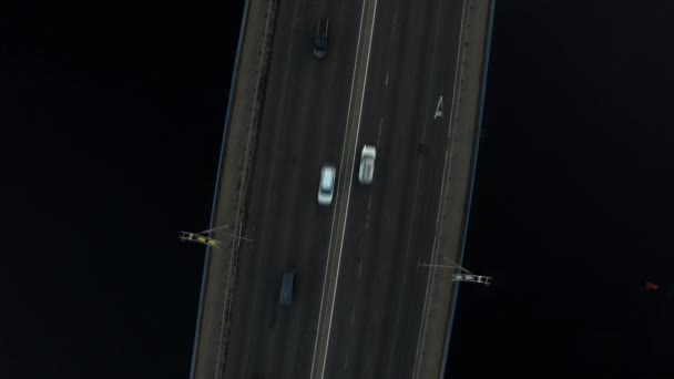 Coche de vista superior conduciendo en el puente del río. Tráfico de coches en la autopista puente sobre el río — Vídeos de Stock