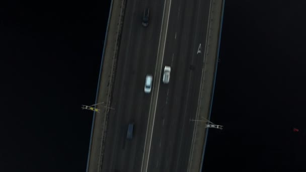 Coche de vista superior conduciendo en el puente del río. Tráfico de coches en la autopista puente sobre el río — Vídeo de stock