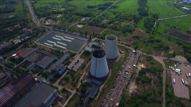 Industriële pijp op Hydro Power Station. Aerial view industriële schoorsteen bij plant — Stockvideo