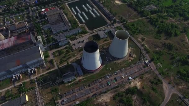 Tuyau sur la centrale électrique. Cheminée vue par drone sur centrale hydroélectrique — Video