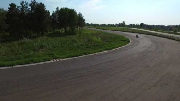 Motocycliste sur piste de course. Vue aérienne course moto sur piste de course — Video