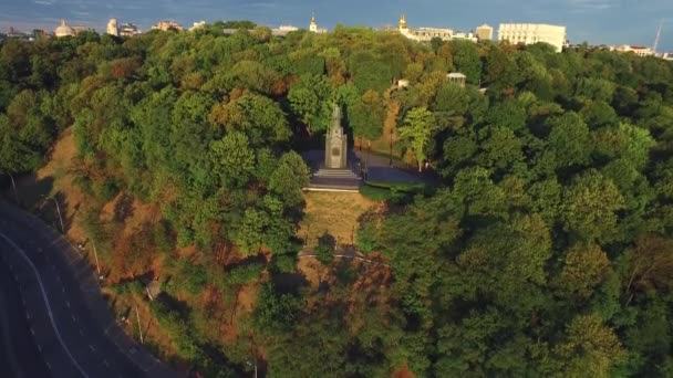 Aerial view monument Prince Vladimir in summer park on in Kiev city landscape. — Stock Video