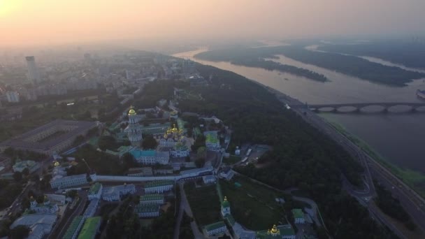 Aerial landscape Kiev Pechersk Lavra on evening sunset background — Αρχείο Βίντεο