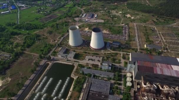 Rookpijp op industriële fabriek. Luchtfoto schoorsteen op thermische elektriciteitscentrale — Stockvideo