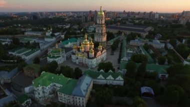 Akşam şehir manzara hava görünümü mimarisi Kiev Pechersk Lavra