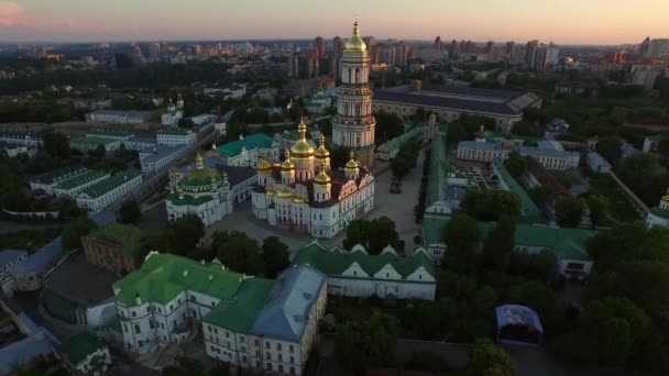 Vista aérea de la arquitectura Kiev Pechersk Lavra en el paisaje de la ciudad por la noche — Vídeo de stock