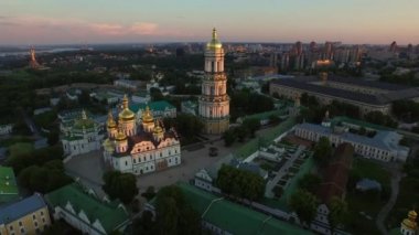 Akşam gün batımında Kiev Pechersk lavra havadan görünümü. Anavatan manzara