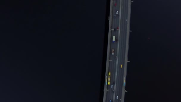 Drone vista carro dirigindo na ponte suspensa. Carro em movimento na ponte da estrada — Vídeo de Stock