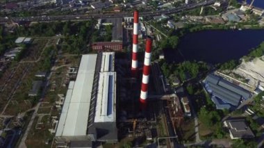 Modern şehirde hidro elektrik santrali alanında drone görünümü endüstriyel bacalar