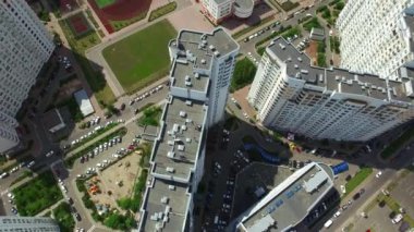 Havadan görünüm altyapı yerleşim alanı. Bahçesinde spor stadyumu ile Okul