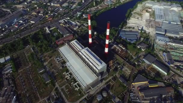 Vue par drone cheminée industrielle sur la centrale électrique sur le paysage urbain — Video