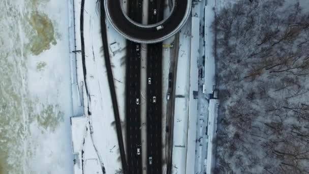 Vista superior del tráfico de automóviles en la intersección de carreteras en invierno. Coches que conducen en el cruce — Vídeos de Stock