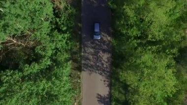 Drone görünümü araba kırsal yaz ormanı geçmiş karayolu yolda hareket
