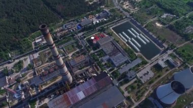 Drone elektrik santralinde sigara borusu görünümü. Baca ısıtma istasyonu