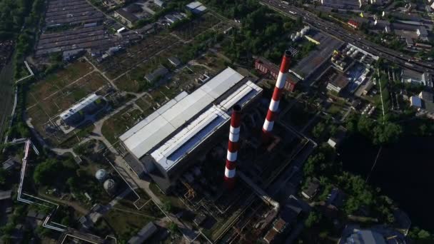 Paisaje aéreo tubería industrial en la planta de energía. Zona industrial en la ciudad moderna — Vídeos de Stock