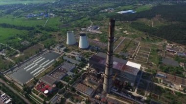 Hidro elektrik santralinde havadan görünüm borusu. Yukarıdaki drone sanayi alanı