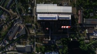 Modern şehirde hidro elektrik santrali üzerinde üst görünüm endüstriyel bacalar