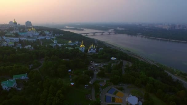 Flygvy Kiev Pechersk Lavra på kvällshimlen landskap. Panoramautsikt över staden — Stockvideo