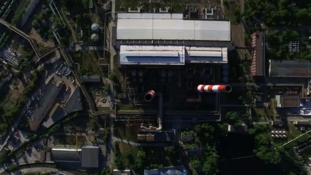 Widok z góry przemysłowe kominy na elektrowni wodnej w nowoczesnym mieście — Wideo stockowe