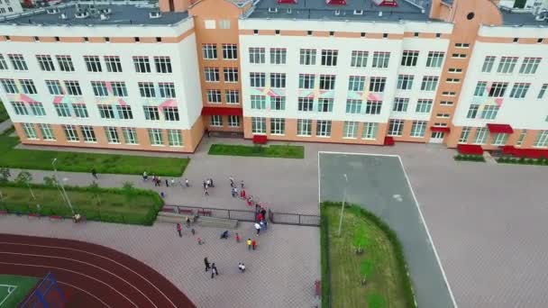 鸟瞰学童在运动场校园里行走。学校足球场 — 图库视频影像