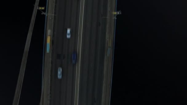 川に架かる吊り橋の上を走るトップビュー車。河川橋上の車の交通 — ストック動画