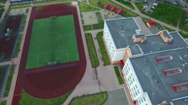 Okul bahçesinde futbol sahası ve stadyum. Avluda havadan görünüm spor zemin