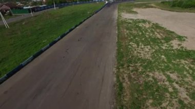 Hızlı yolda spor bisikletsürme motosikletçi. Drone görünümü moto yarışması