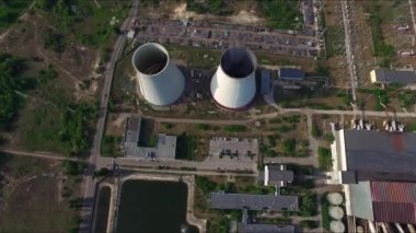 Drone görünümü sigara boruları elektrik santrali. Termik santraldeki bacalar