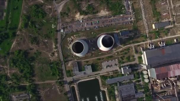 Tubos industriales de vista superior en el área de la planta de energía térmica. Chimeneas planta de calefacción — Vídeos de Stock