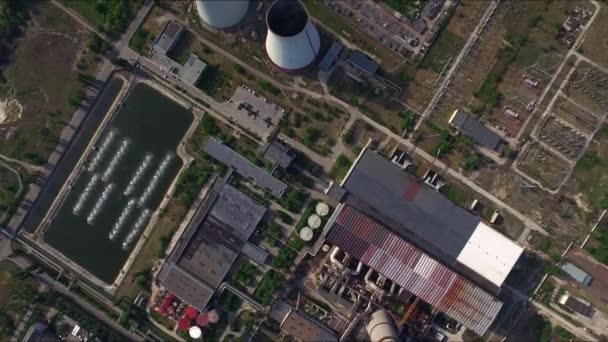Üst görünüm elektrik santrali alanı. Havadan görünüm endüstriyel boru ısıtma tesisi — Stok video