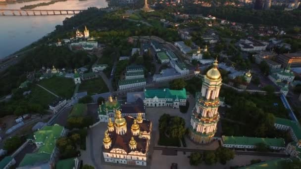 Campanario Kiev Pechersk Lavra en el paisaje de la ciudad por la noche. Kiev, Ucrania — Vídeo de stock