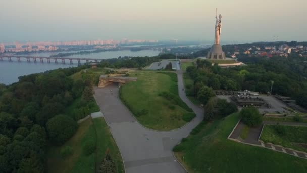Άγαλμα μητέρας πατρίδας Κίεβο πόλη. Αιώνια φλόγα στο πάρκο δεύτερο παγκόσμιο πόλεμο — Αρχείο Βίντεο