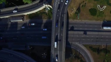 Şehirde yol kavşağında hareket eden arabalar. Üst görünüm araç trafik karayolu kavşağı